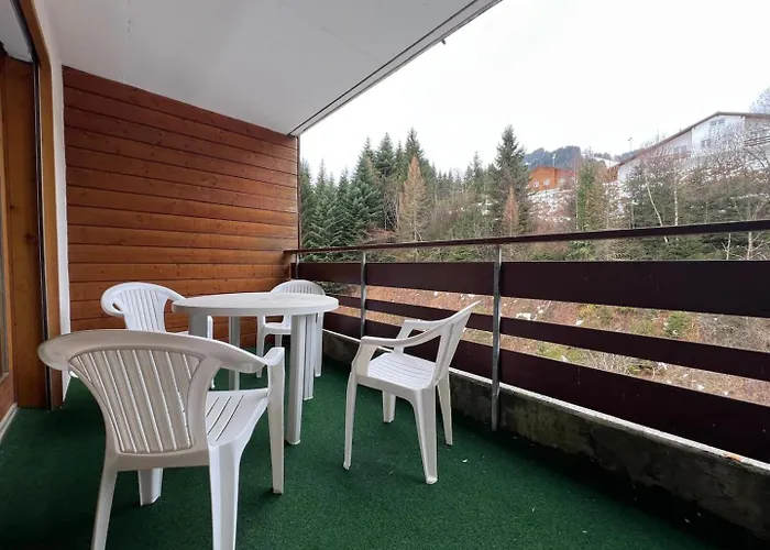 4 People With Terrace *